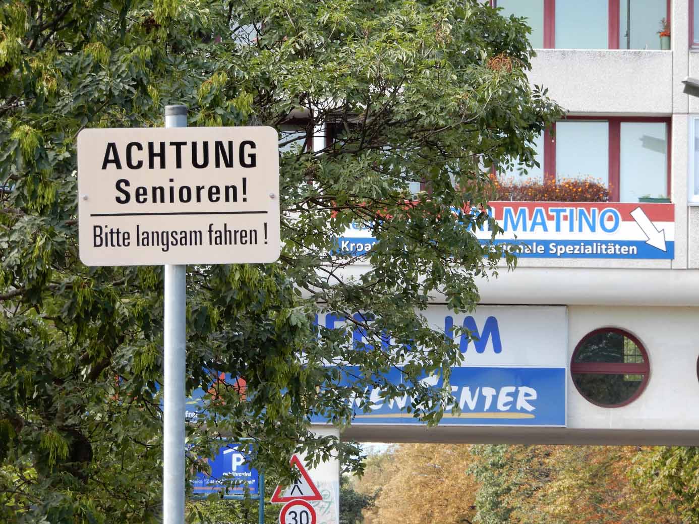 Neues Verkehrsschild Achtung Senioren! Bitte langsam fahren