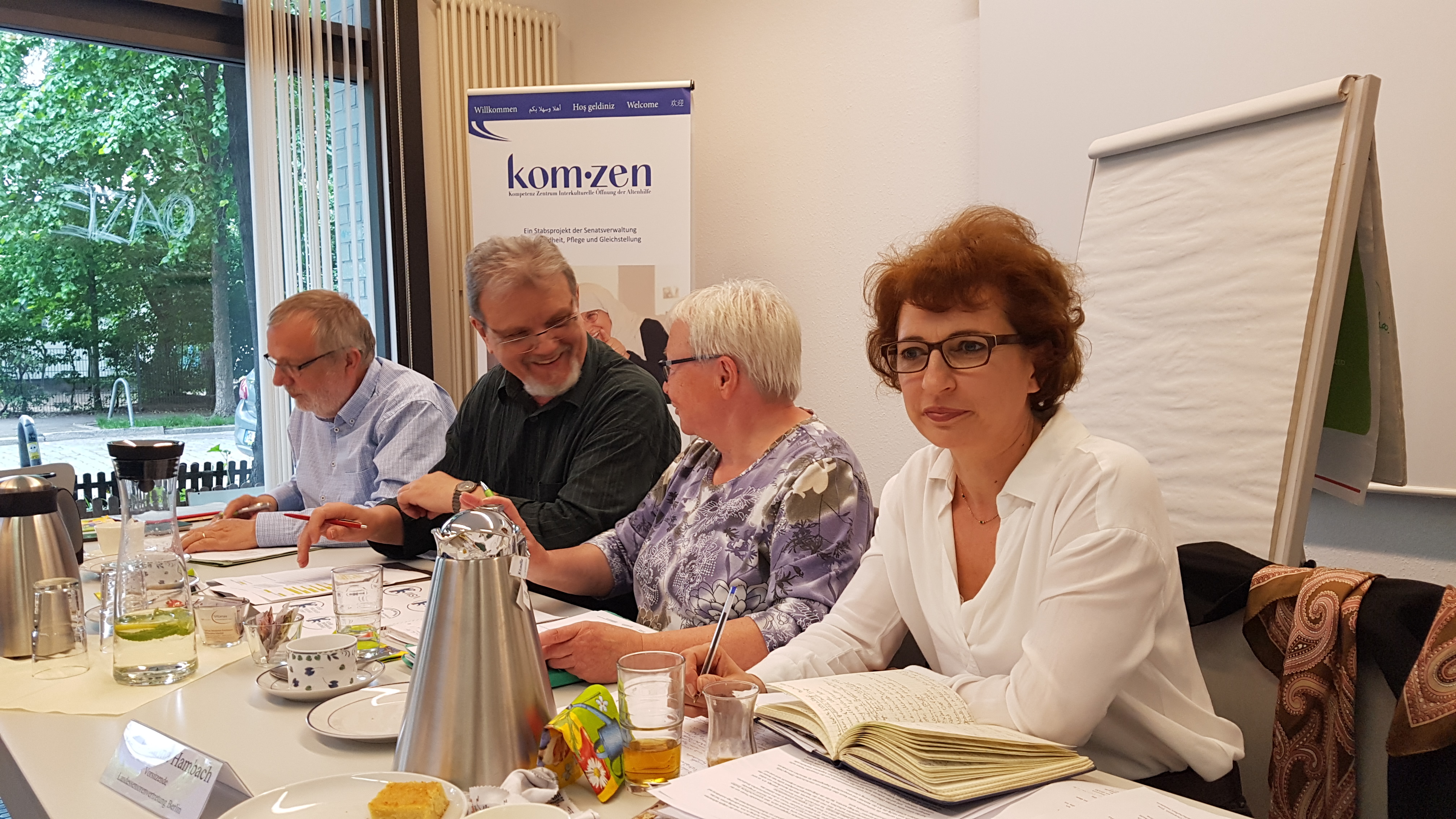 Dr. Nadia Nagie (1. v. r.) begrüßte die Mitglieder der Landesseniorenvertretung im kom*zen. (Fotos: LSV).